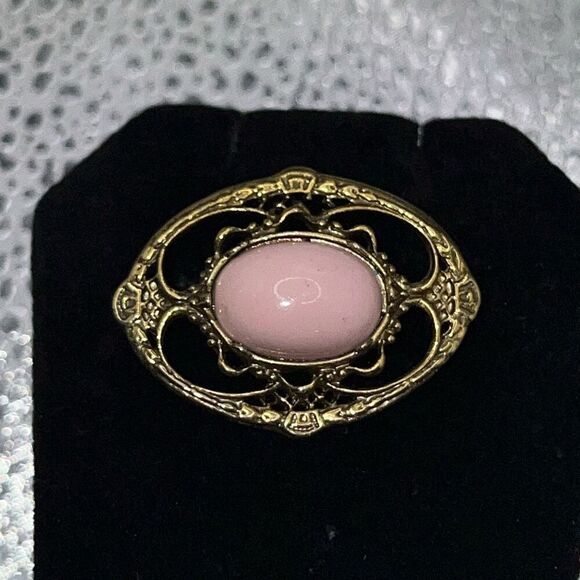Vintage Oval Pin Brooch Gold Tone Pink Center Floral Estate Find Filigree Etched - Picture 1 of 6